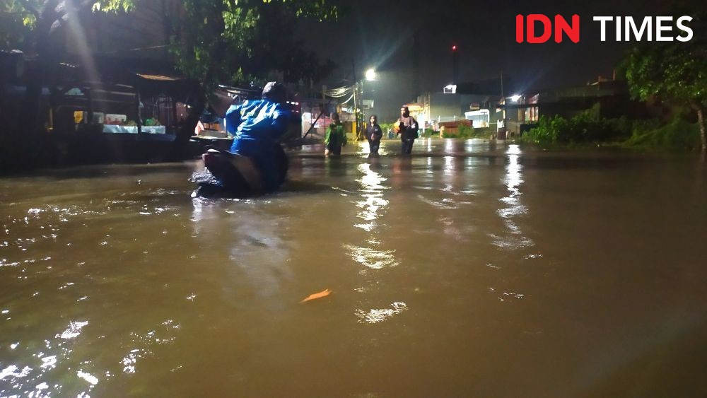 Banjir di BTN Kodam III Makassar, Warga Mengungsi ke Masjid