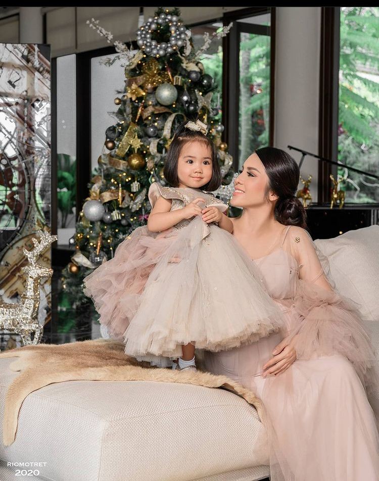 Pemotretan 9 Keluarga Artis yang Bahagia Sambut Natal ini Jadi Sorotan
