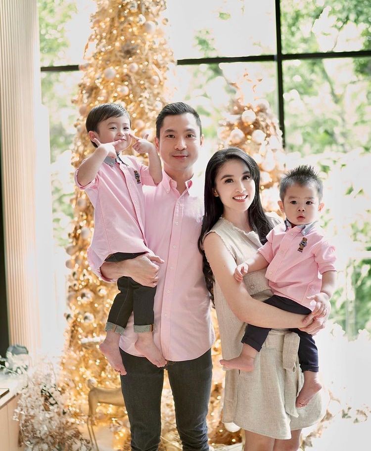 Pemotretan 9 Keluarga Artis yang Bahagia Sambut Natal ini Jadi Sorotan