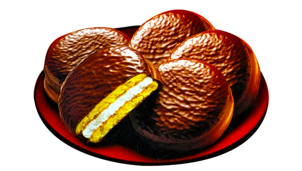 Пирожное choco pie. Choco pie на тарелке. Чокопай без упаковки. Choco pie на белом фоне. Печенье похожее на чокопай.