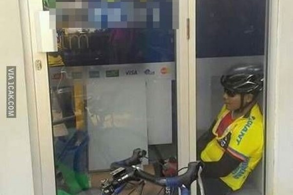 10 Potret Kelakuan Absurd Orang di ATM Ini Kocak Banget!
