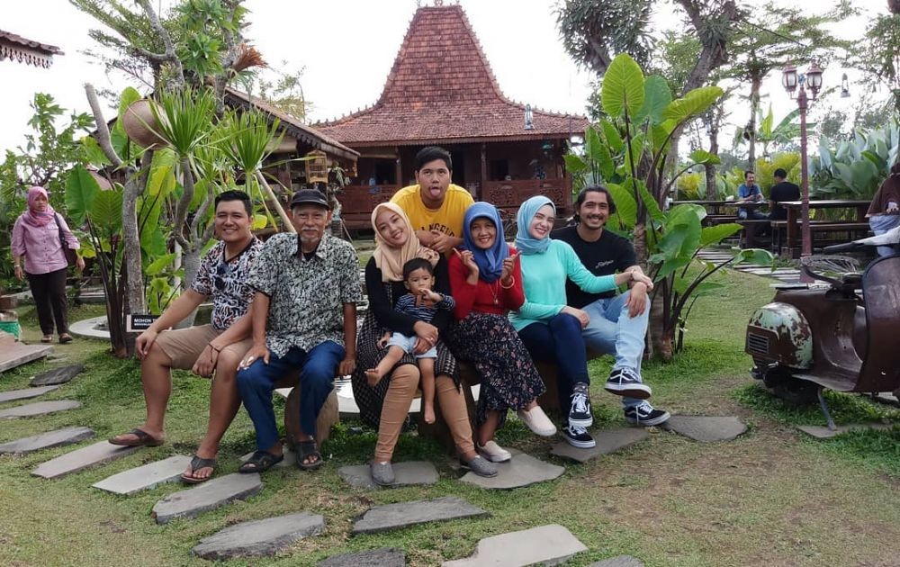 10 Potret Kedekatan Arya Saloka dan Sang Ibu, Sayang Keluarga Banget!