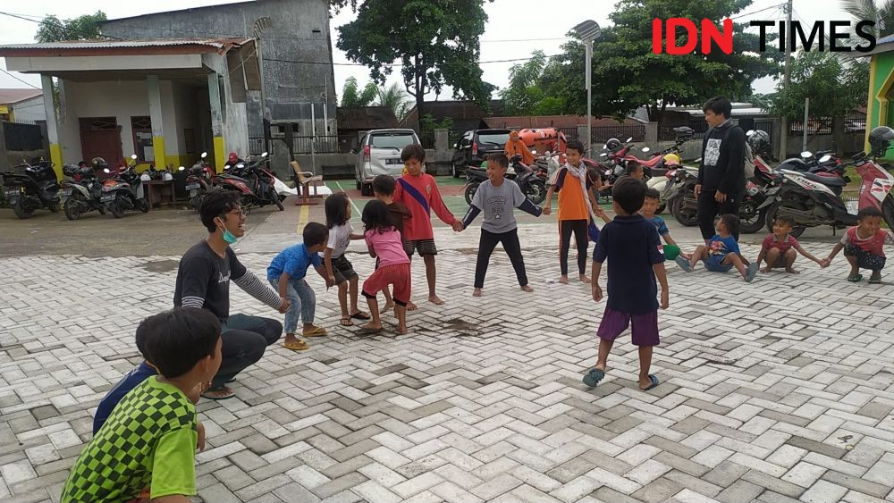 Upaya Pemulihan Mental Anak di Lokasi Pengungsian Banjir Makassar
