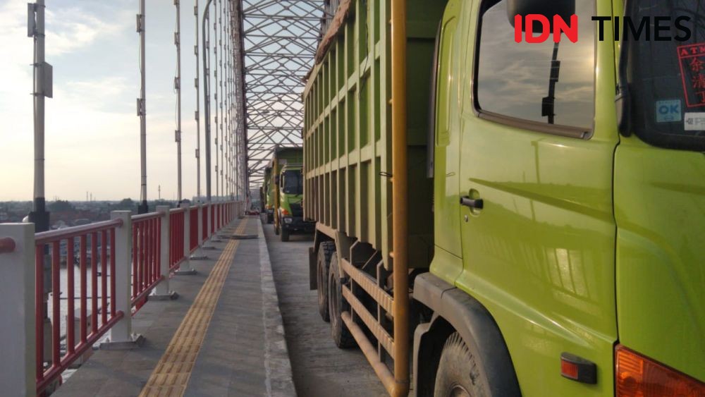 40 Ton Dump Truk Dijejer di Jembatan Musi VI, Ada Apa?