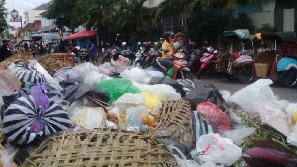 TPST Piyungan Diblokir Warga, Ratusan Ton Sampah Menumpuk‎