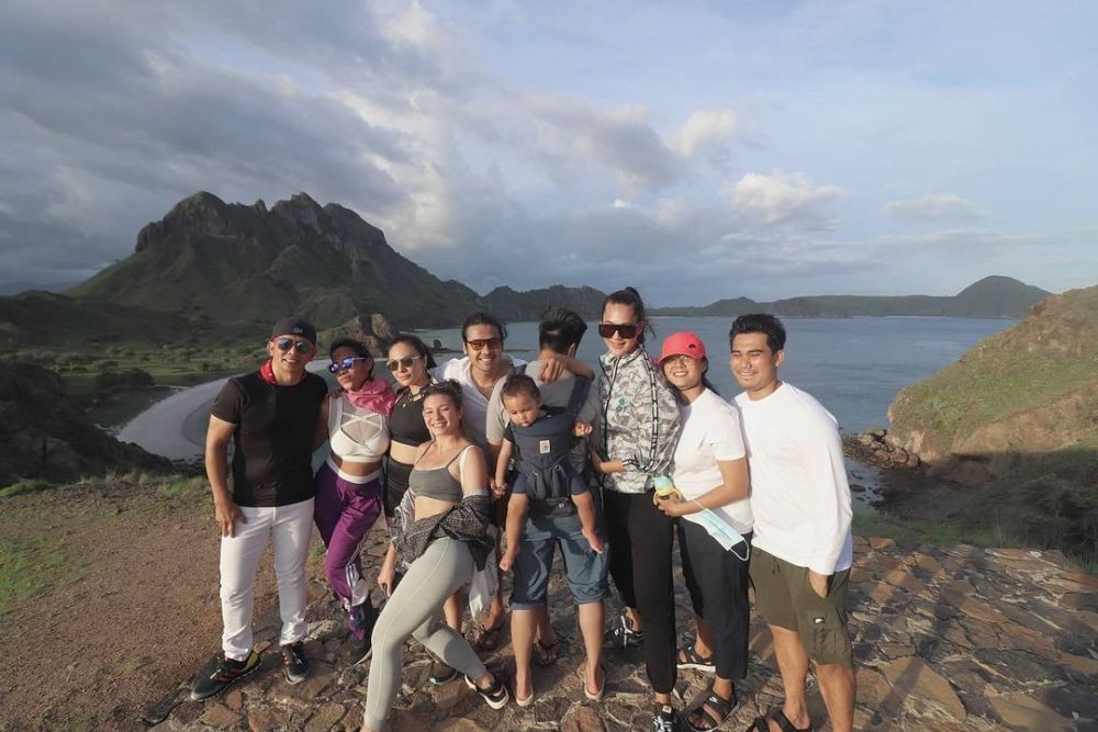10 Potret Seru Liburan Wulan Guritno ke Labuan Bajo