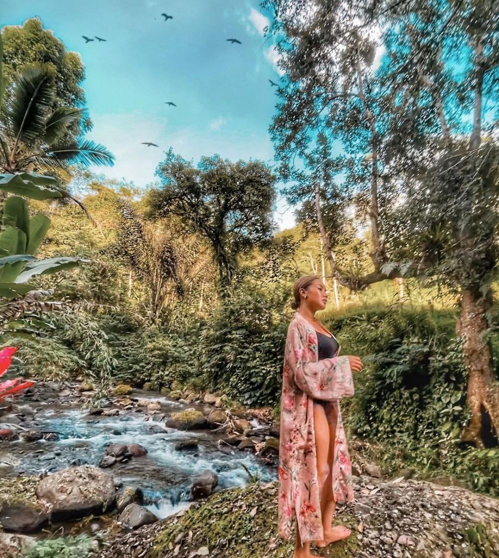Bikin Hati Berdesir, 10 Pamer Gaya Liburan Cita Citata vs Siti Badriah