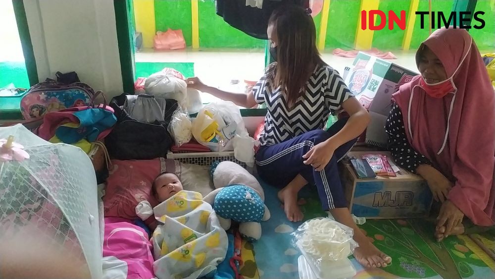 Korban Banjir di Makassar Mengungsi Bersama Bayi Usia 2 Minggu 