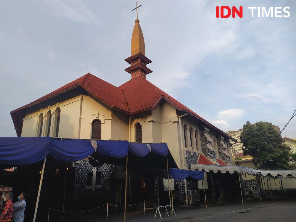 Gereja Katedral Semarang Adakan Misa Natal Tatap Muka saat COVID-19