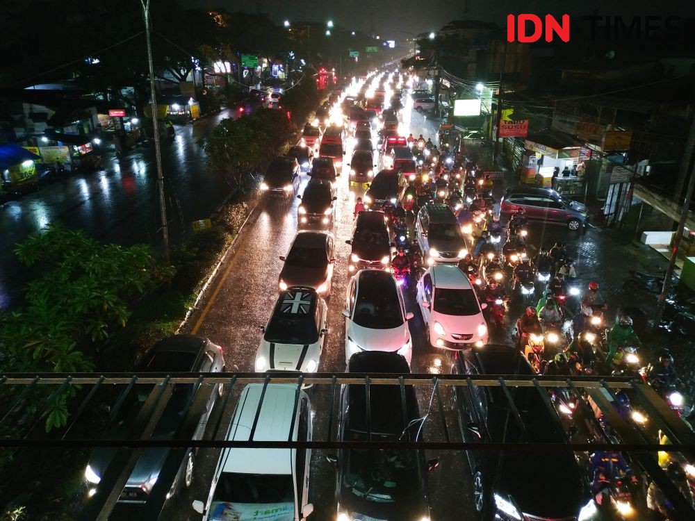 Hujan Deras di Bandung: Tanggul Cikalintu Jebol, Jalan Raya Banjir