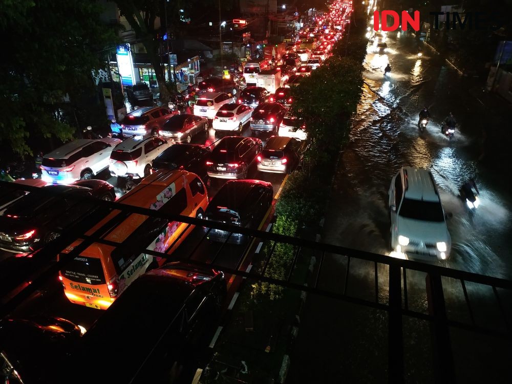 Hujan Deras di Bandung: Tanggul Cikalintu Jebol, Jalan Raya Banjir