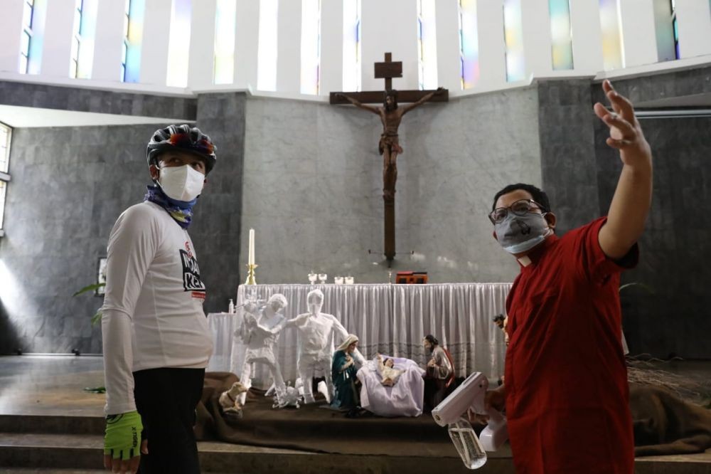 Misa Natal, Sebuah Patung Pasien COVID-19 Dipasang di Gereja Bongsari