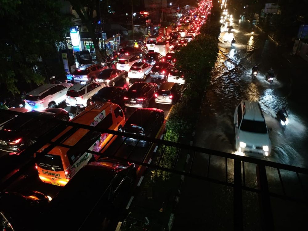 Hujan Deras, Jalanan Kota Bandung Terendam Banjir