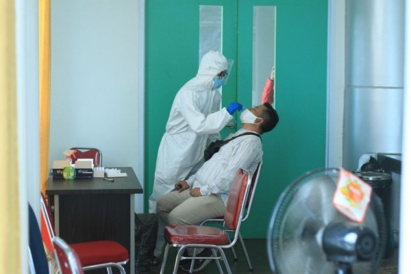 Tes Rapid Bandara SMB 2 Meningkat, Penumpang Reaktif Dilarang Terbang