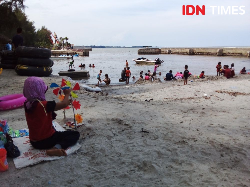 Liburan Nataru, Pantai Bali Lestari Ramai Dikunjungi Masyarakat