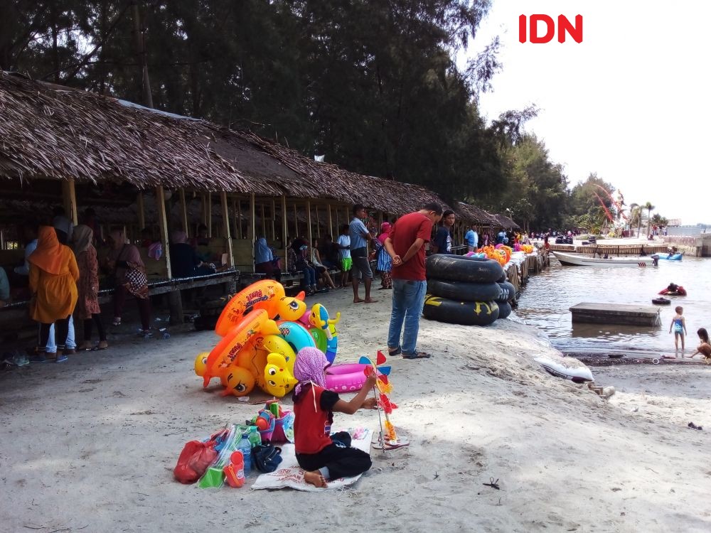 Liburan Nataru, Pantai Bali Lestari Ramai Dikunjungi Masyarakat