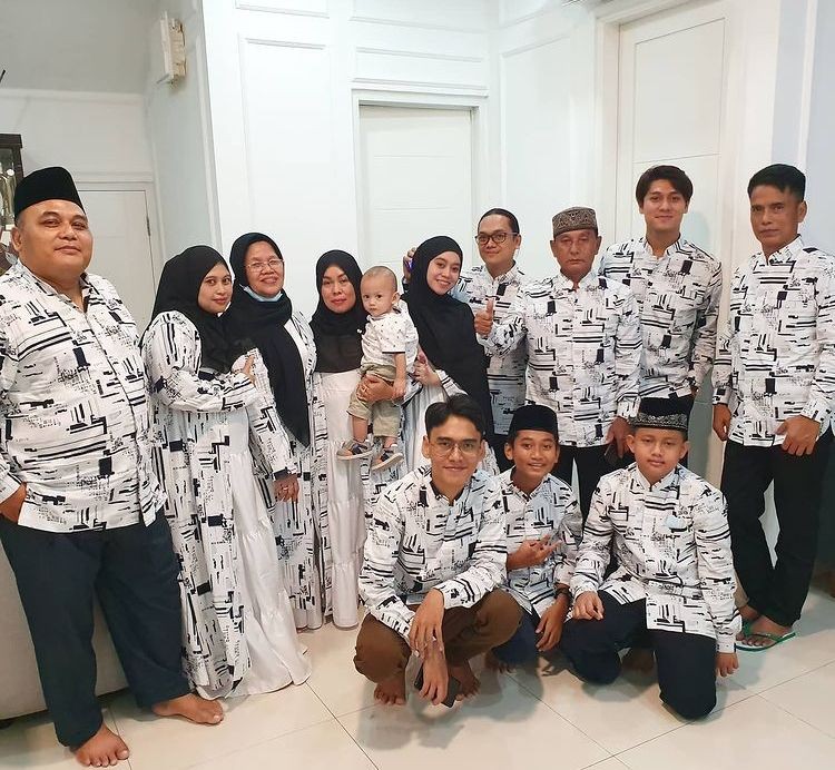 10 Foto Keluarga Lesty Kejora dan Rizky Billar