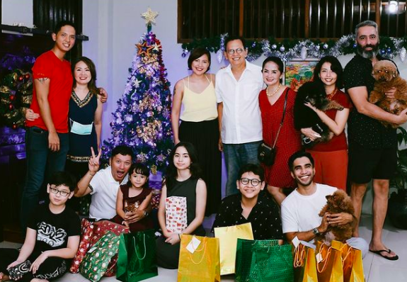 10 Potret Bahagia Natal Gisel dan Gading Marten Kasih Kado Gempita
