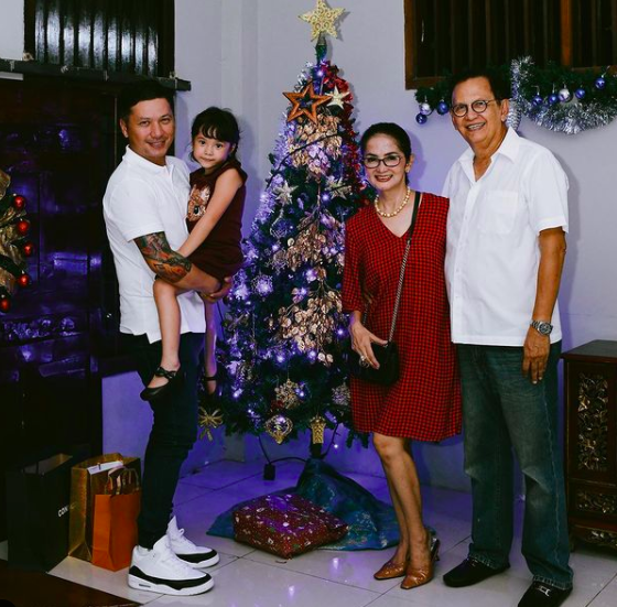 10 Potret Bahagia Natal Gisel dan Gading Marten Kasih Kado Gempita