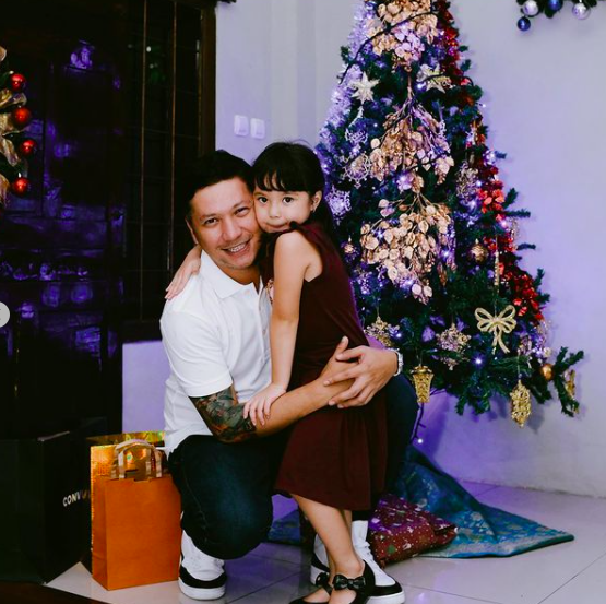 10 Potret Bahagia Natal Gisel dan Gading Marten Kasih Kado Gempita
