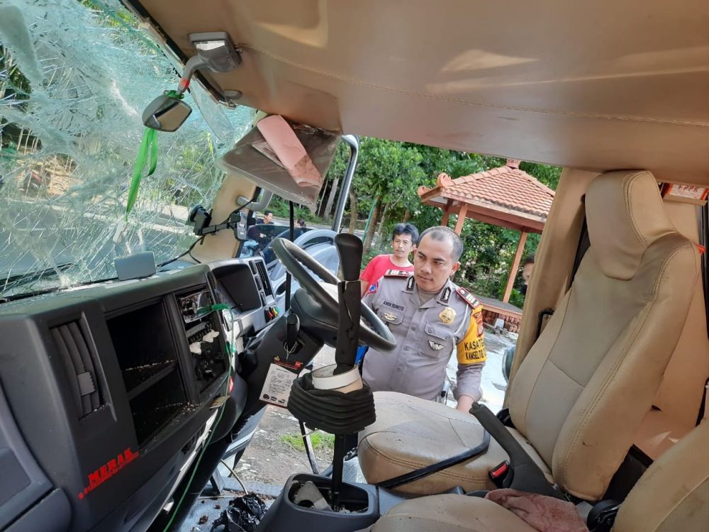 Minibus Berisi Wisatawan asal Jakarta Terguling di Dlingo Bantul