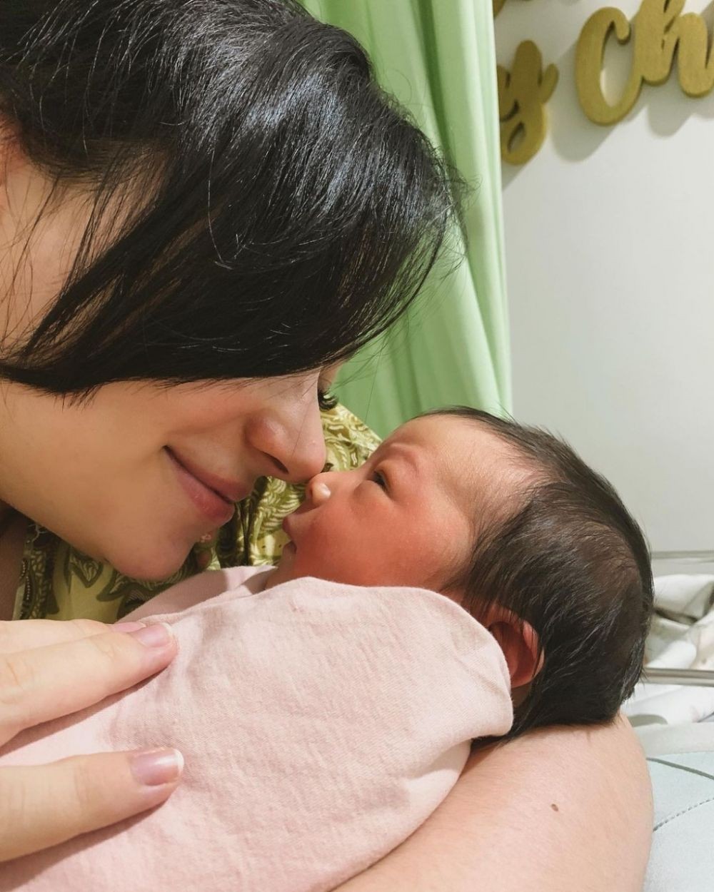 10 Potret Haru dan Bahagia Asmirandah-Jonas Rivanno Bersama Baby Chloe