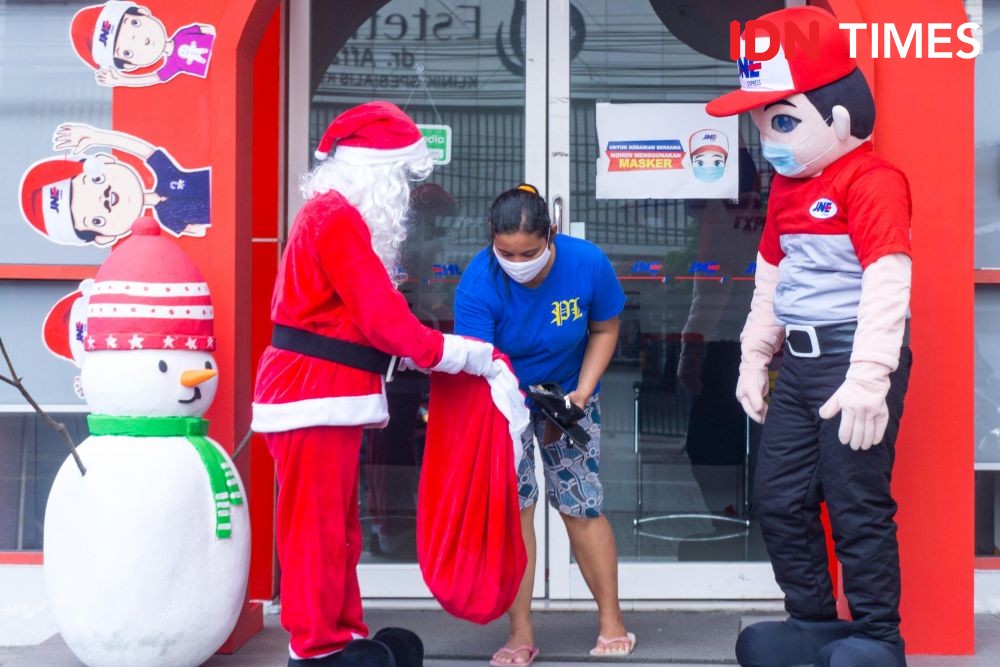 10 Potret Keseruan Berbagi Bersama Kebahagiaan Natal di JNE Semarang