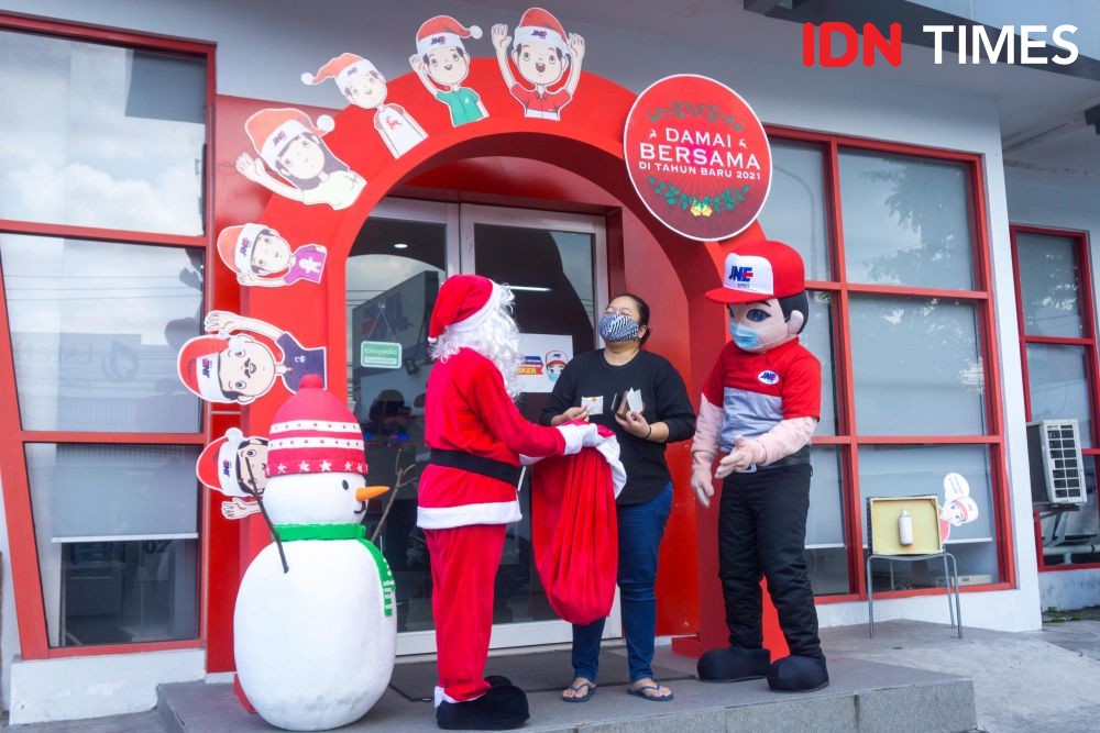 10 Potret Keseruan Berbagi Bersama Kebahagiaan Natal di JNE Semarang