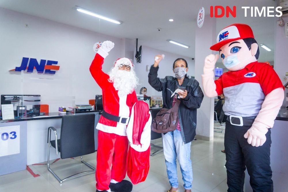 10 Potret Keseruan Berbagi Bersama Kebahagiaan Natal di JNE Semarang