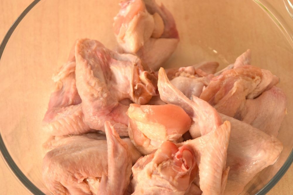 raw chicken wings 2a4f5e72692def62d14e4a14ff7ace6e