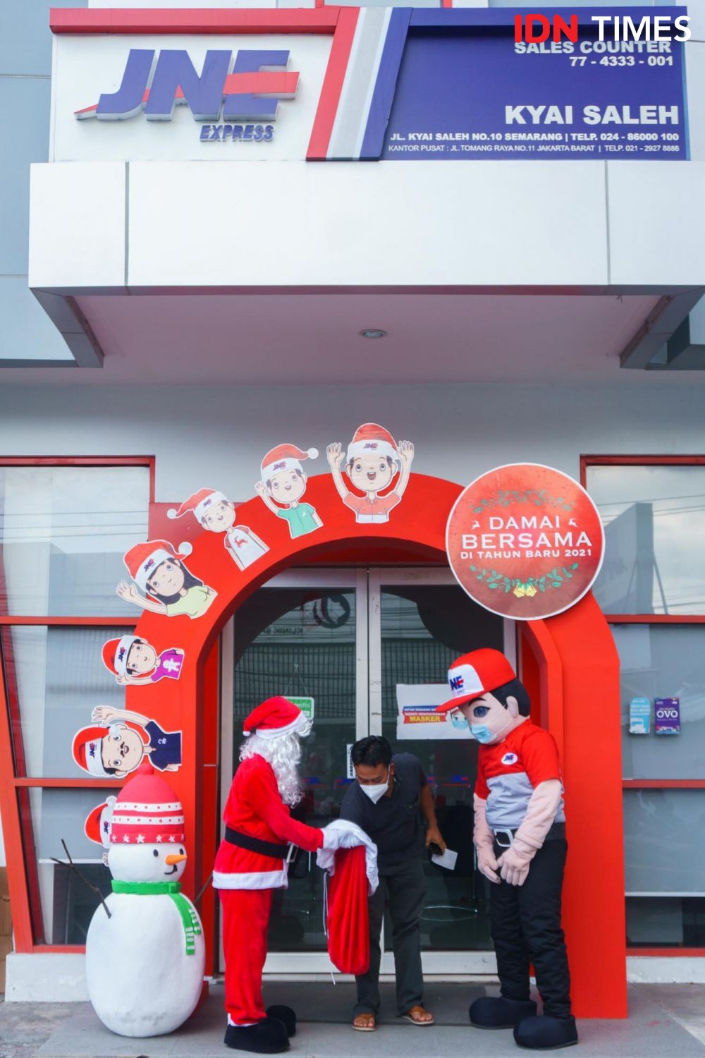 10 Potret Keseruan Berbagi Bersama Kebahagiaan Natal di JNE Semarang
