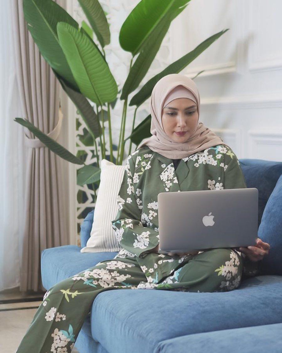 Monstera hingga Kalatea, Tengok Koleksi Tanaman Fenita Arie yang Asri