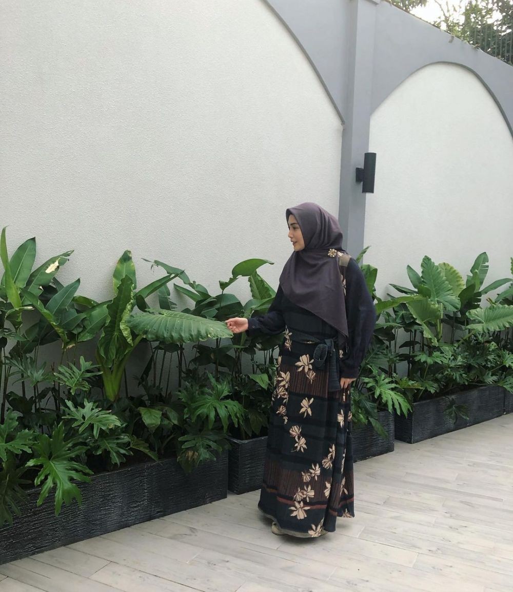 Monstera hingga Kalatea, Tengok Koleksi Tanaman Fenita Arie yang Asri