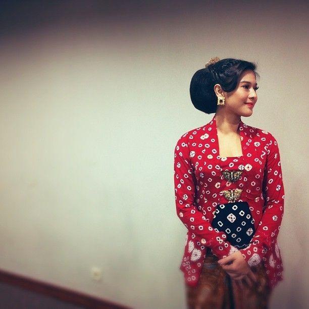 10 Ide Kebaya Jumputan Artis dengan Style Klasik hingga SWAG