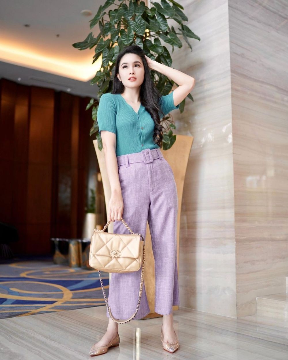 9 OOTD Tabrak Warna ala Sandra Dewi, Gak Norak!