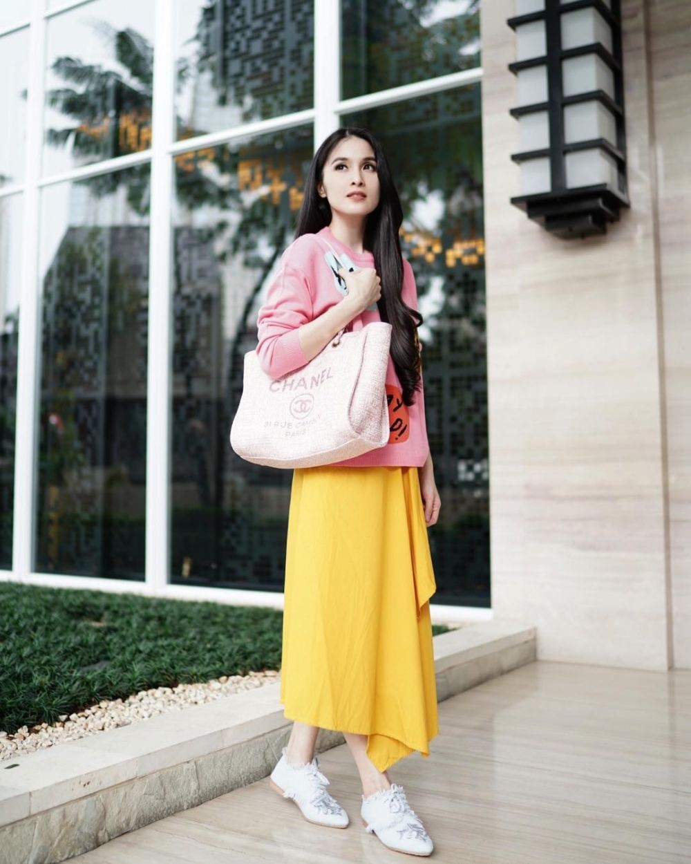 9 OOTD Tabrak Warna ala Sandra Dewi, Gak Norak!