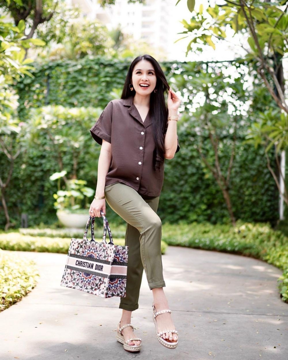 9 OOTD Tabrak Warna ala Sandra Dewi, Gak Norak!