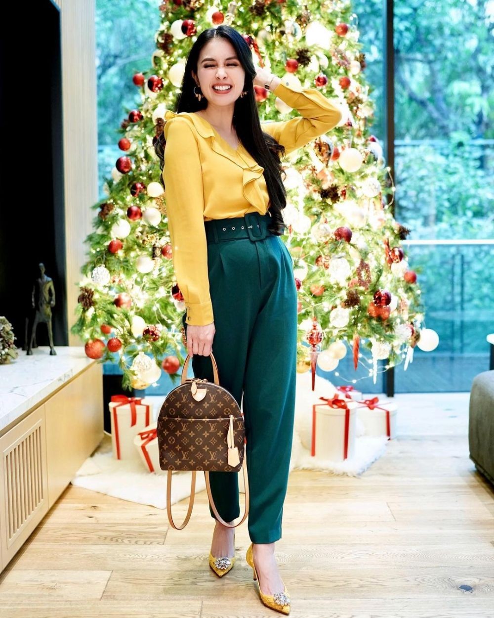 9 OOTD Tabrak Warna ala Sandra Dewi, Gak Norak!