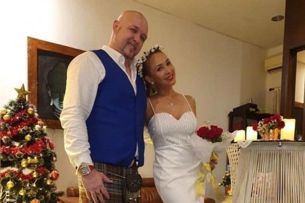 Dikabarkan Pindah Agama, Potret Pernikahan Kiki Fatmala dan Suami Bule