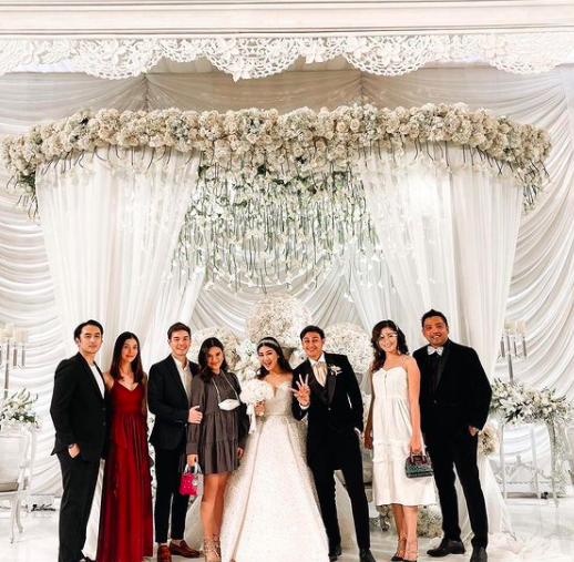 Bertabur Artis Beken, 10 Momen Resepsi Pernikahan Felicya dan Hito