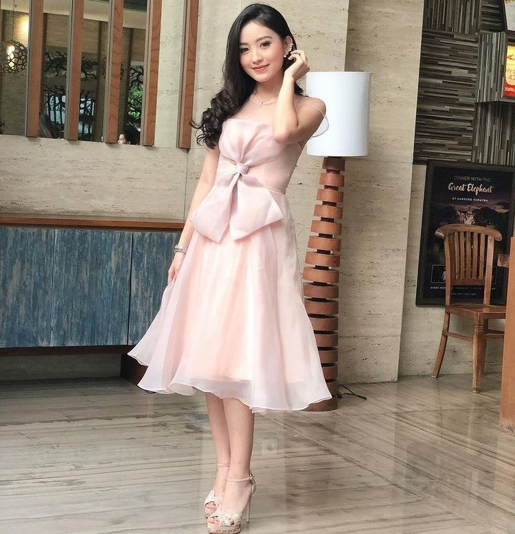 10 Ide Outfit untuk Acara Kondangan ala Natasha Wilona, Anggun!