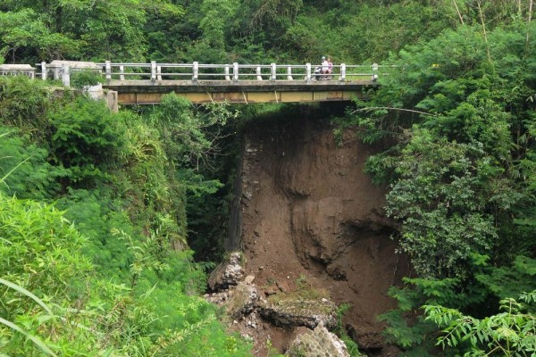 Awas! Talud Jembatan Madoh Tamansari Ambrol, Roda Empat Dilarang Lewat