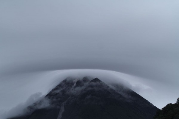 3 Mei, Puncak Merapi Luncurkan 3 Kali Awan Panas dan 18 Lava Pijar