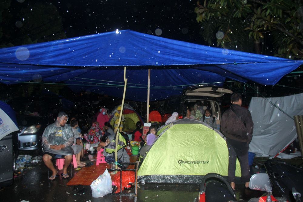 [FOTO] Proses Evakuasi Korban dan Kondisi Pengungsi Gempa Sulbar