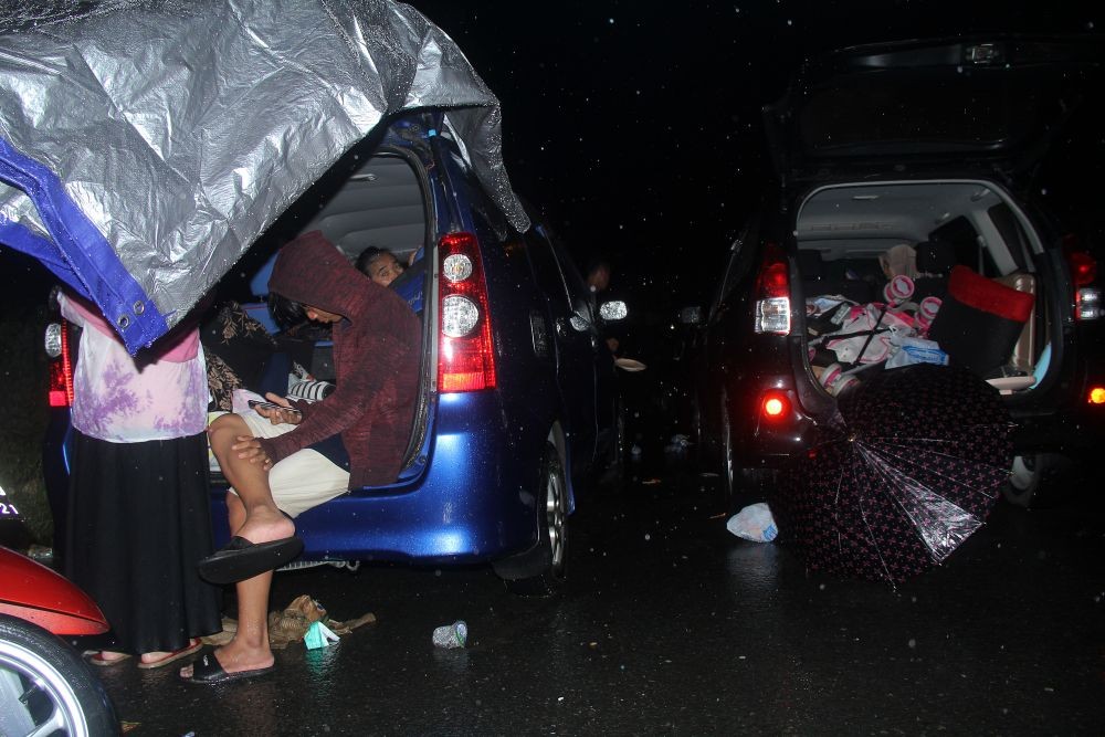 [FOTO] Proses Evakuasi Korban dan Kondisi Pengungsi Gempa Sulbar