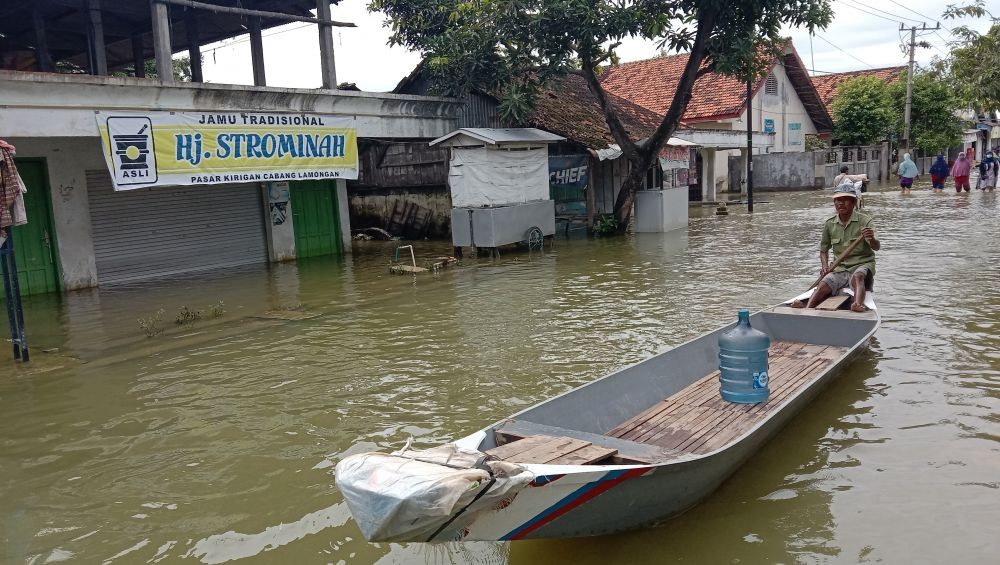 [FOTO] Banjir Tahunan di Lamongan, Sebagian Warga Andalkan Perahu