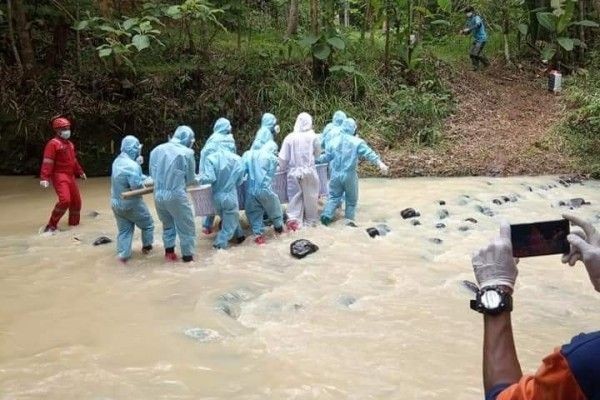 Kisah di Balik Pemakaman Jenazah COVID Lintasi Sungai di Kulon Progo