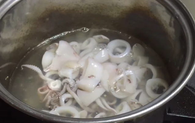 Resep Cumi Saus Padang ala Resto Seafood, Rasanya Nendang Abis!