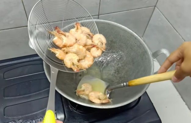 Resep Udang Goreng Mentega, Menu Spesial untuk Makan Malam