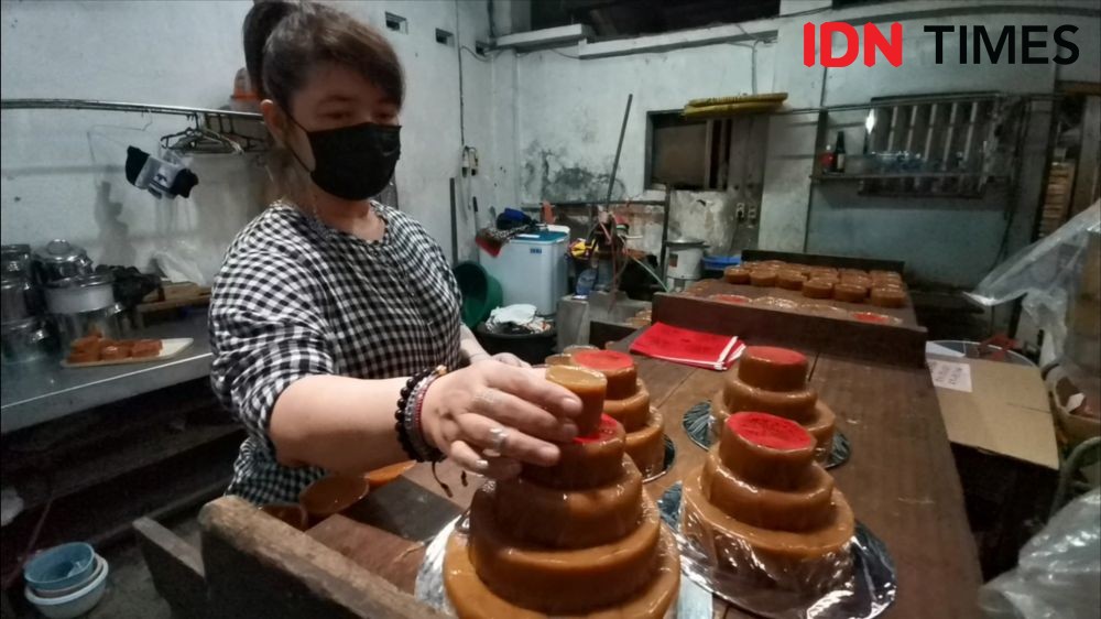 Gak Ada Perayaan Imlek di Solo, Produksi Kue Keranjang Mlempem